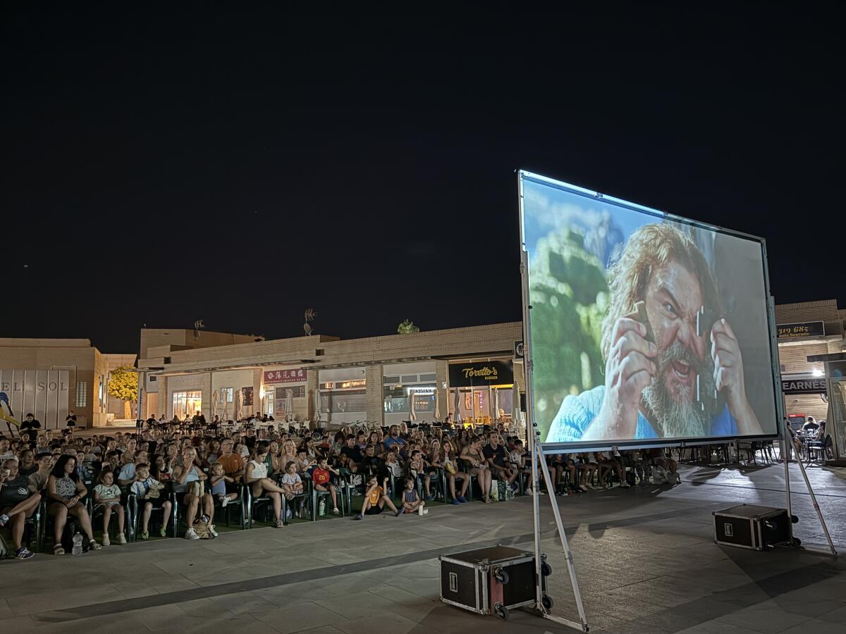  El p&uacute;blico infantil disfrut&oacute; de &ldquo;La pel&iacute;cula de Minecraft&rdquo; en la plaza del Sol