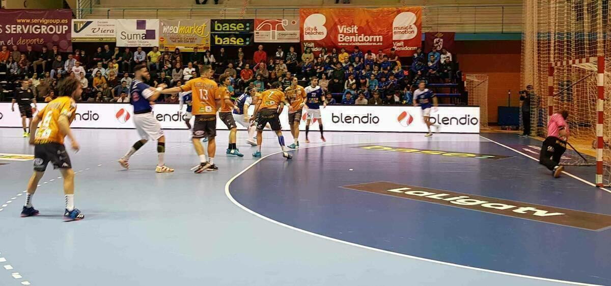 El Balonmano Benidorm aguanta 45 minutos ante un gran Ademar Le&oacute;n
