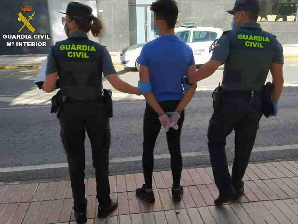 La Guardia Civil detiene en Sax a cuatro personas por sustraer dos veh&iacute;culos mediante enga&ntilde;o y violencia e intimidaci&oacute;n