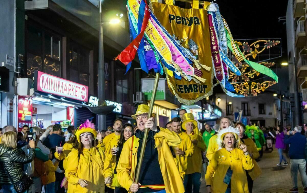 Más de 4.600 peñistas toman esta noche las calles de Benidorm en la festiva ‘Entrada de  Penyes’