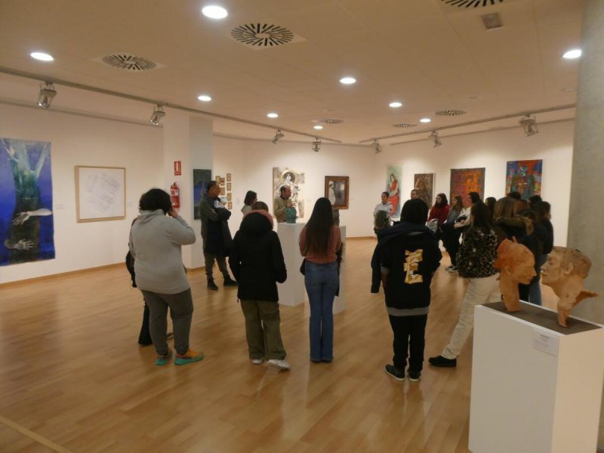 Los alumnos del Instituto visitan la exposición “El Abrazo” 