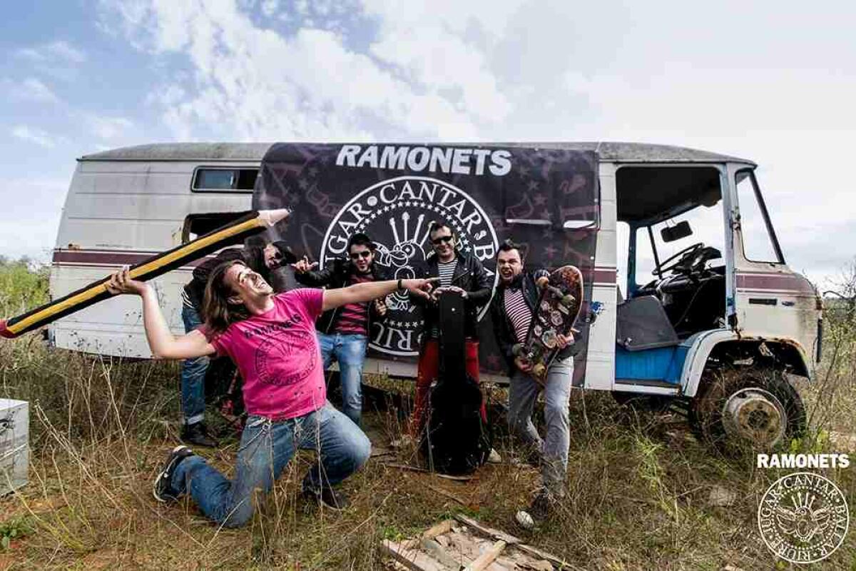La Vila · La banda Ramonets celebra un concierto de rock para niños en el Llar 