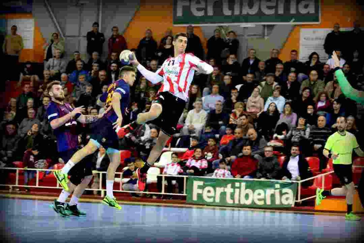 Josep Folqués cierra el extremo izquierdo del Balonmano Benidorm