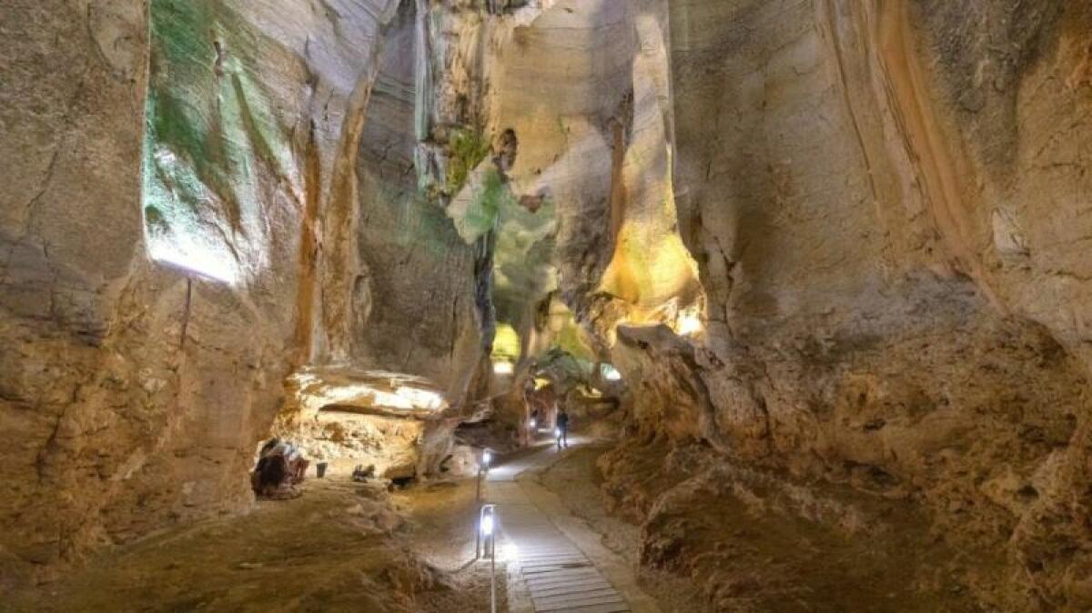 La Cueva de las Calaveras, una gruta en Alicante con cúpulas de 20 metros de altura, fósiles y restos de huesos