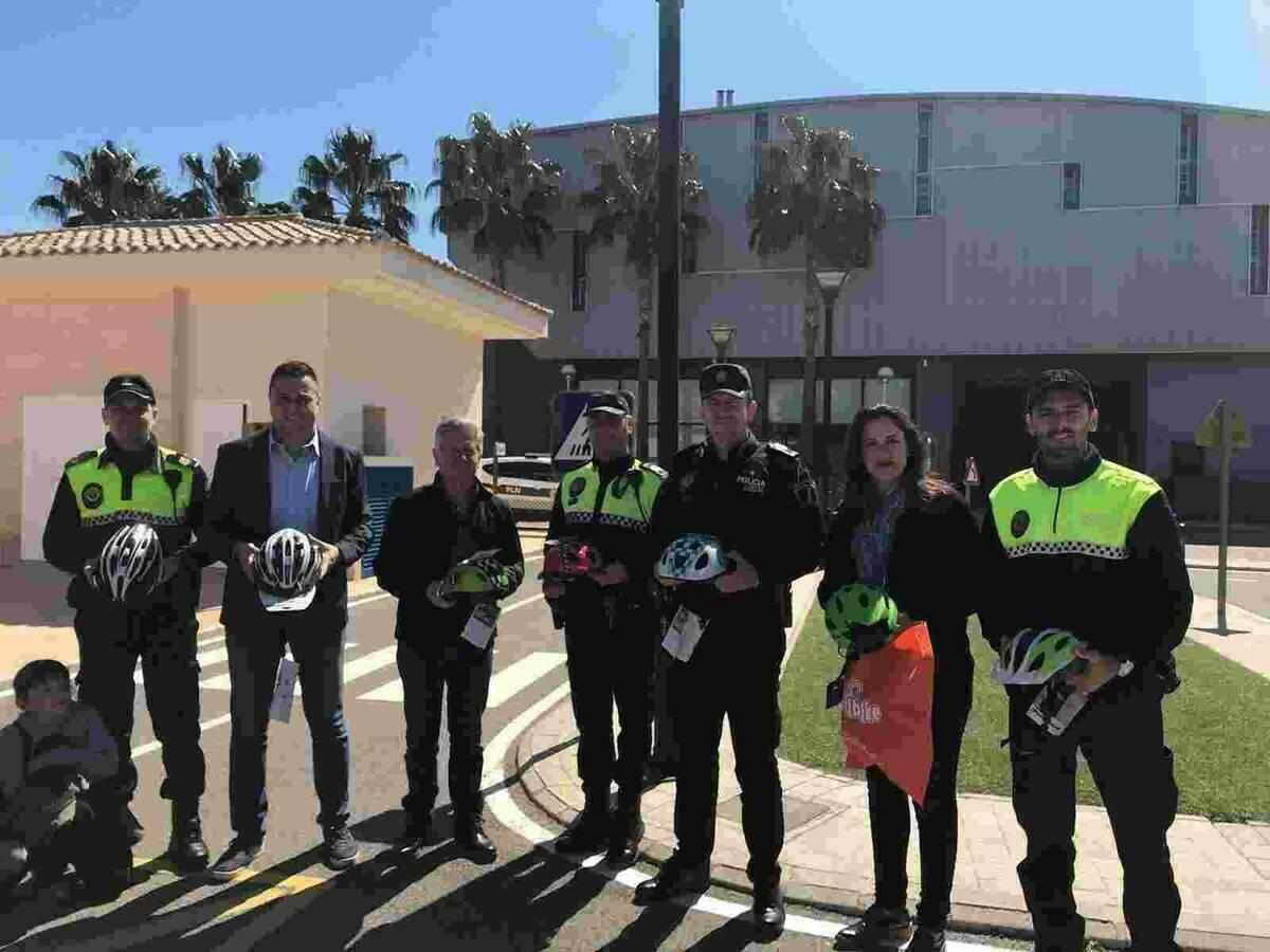Calpe dona 10 cascos al Parque Infantil de Tráfico de La Nucía