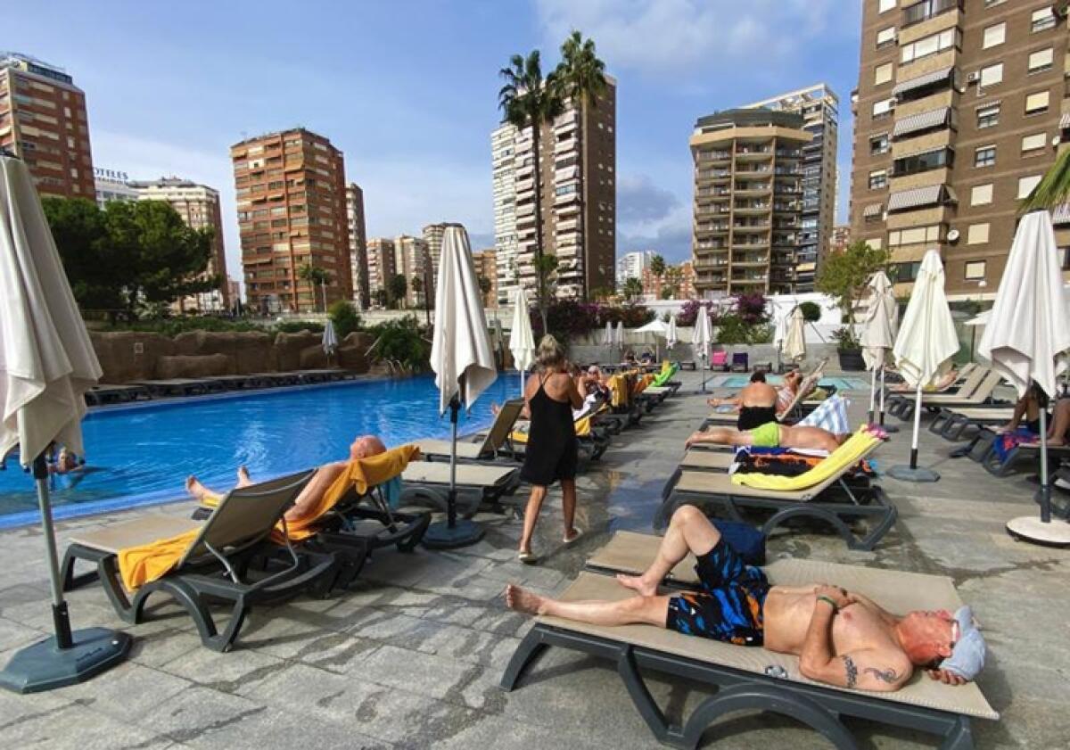 Sol y cerveza a un euro: los turistas británicos toman Benidorm porque «es más barato que quedarse en casa»