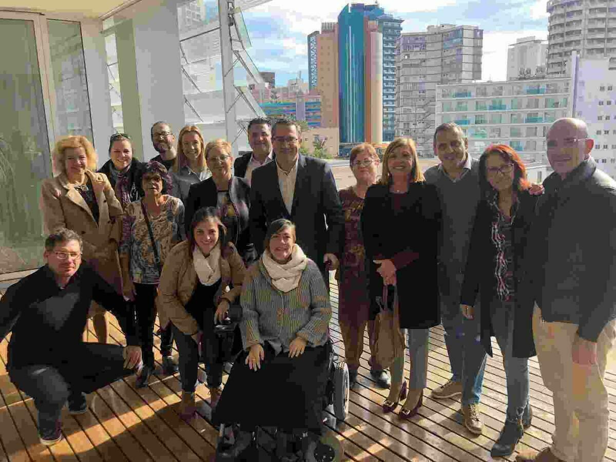  Benidorm despliega un gran lazo para conmemorar el D&iacute;a Internacional de las Personas con Discapacidad