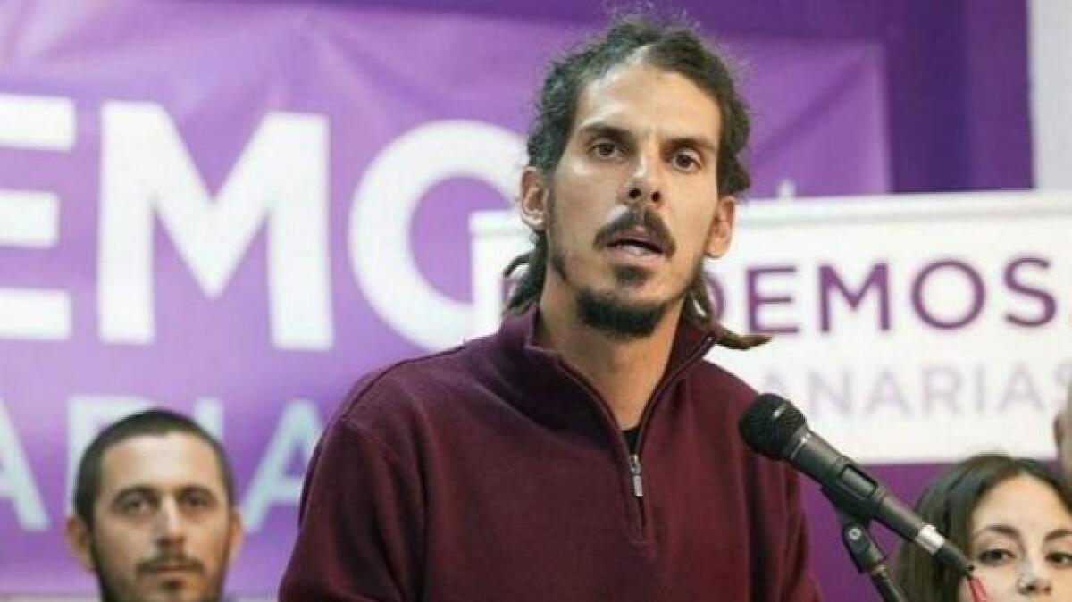 La Fiscalía pide seis meses de prisión para el secretario de Organización de Podemos por dar una patada a un policía