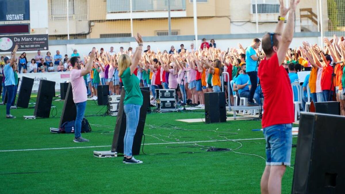 800 alumnas y alumnos de Primaria y Educación Especial cantan a la diversidad en la Vila Joiosa en la celebración de ‘L’Escola Canta’