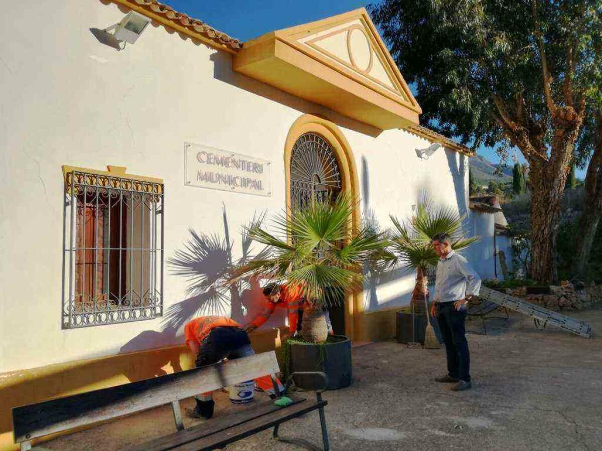 Puesta a punto del cementerio municipal de Finestrat para el d&iacute;a de Todos los Santos