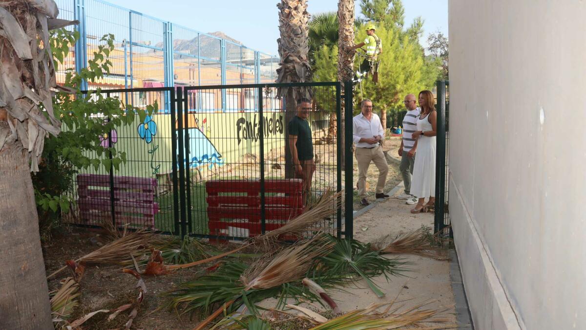 Benidorm mejora la jardinería de 18 centros educativos antes del inicio del curso escolar 