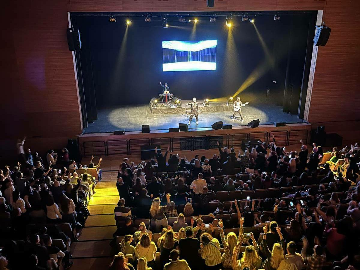 El tecno de OBK hizo bailar y cantar a un Auditori lleno