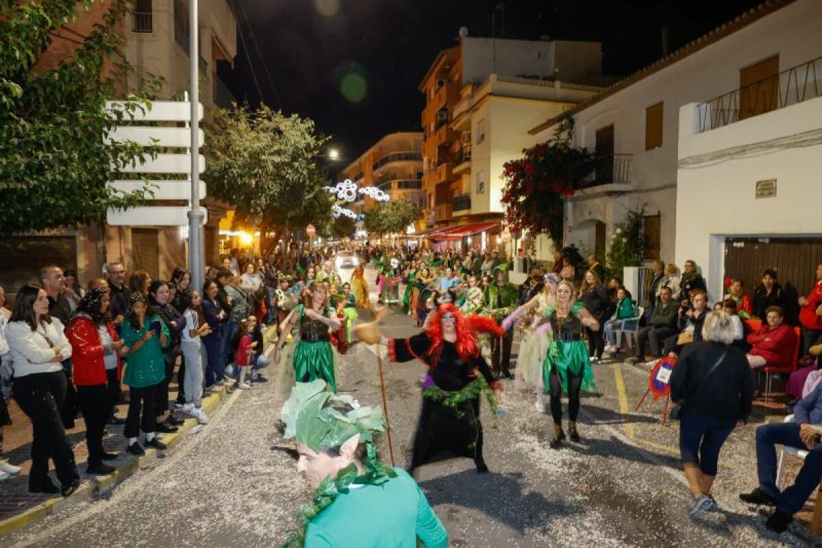 20 peñas participan en el Desfile del Humor celebrado anoche en las Fiestas de l’Alfàs