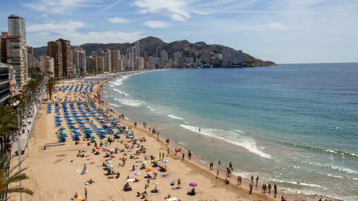 El consumo de agua en Benidorm crece durante el ‘puente’ un 1,36% frente a 2022 por la elevada afluencia de turistas