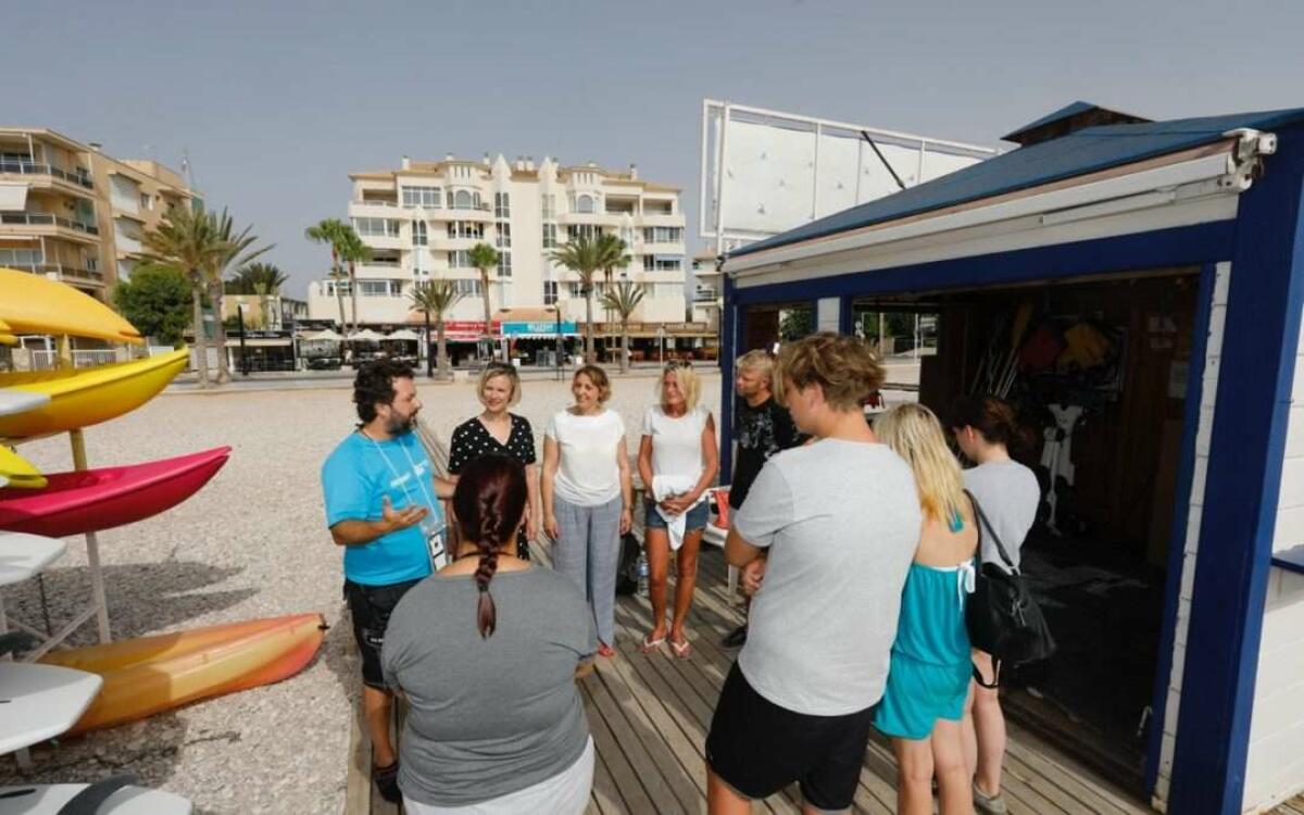 Alfaz &middot; J&oacute;venes holandeses visitan en kayak la Serra Gelada