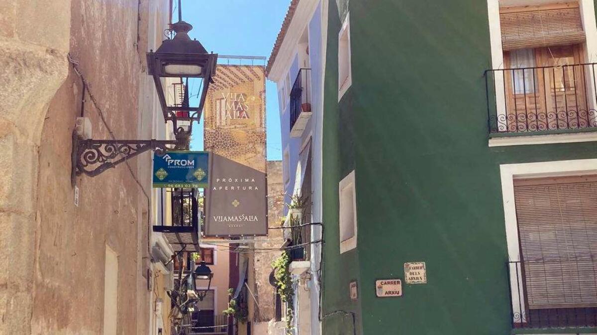 Las obras de un hotel sacan a la luz el adarve de  la muralla de la Vila Joiosa