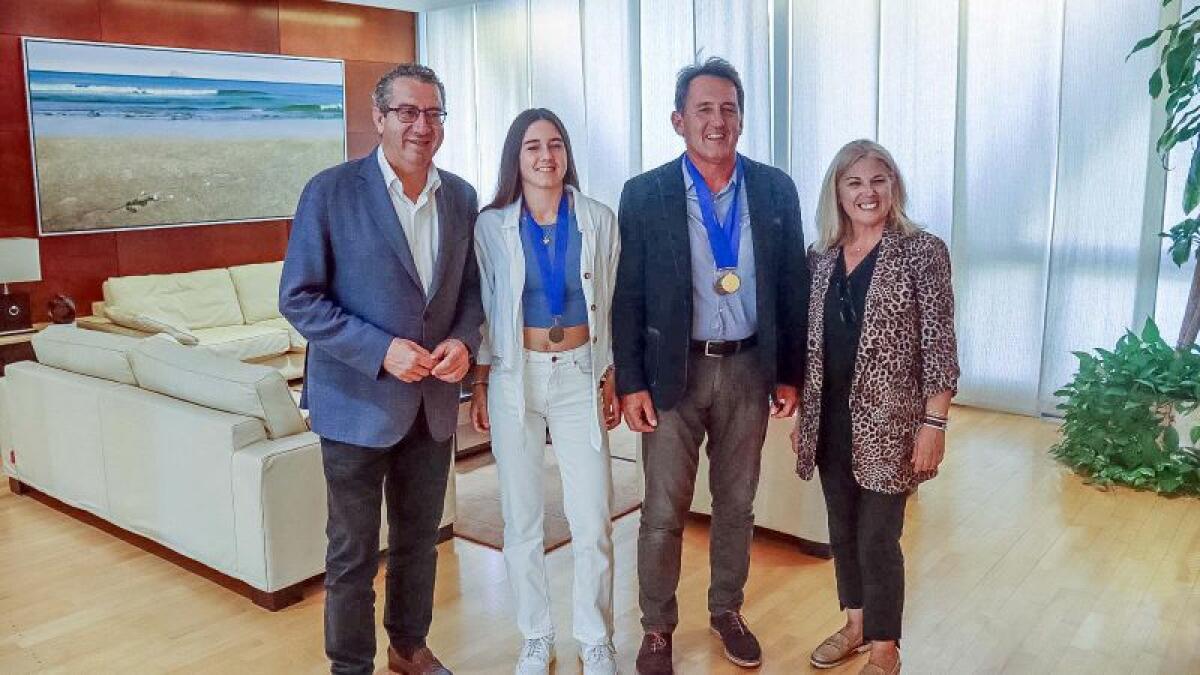 Toni Pérez recibe a Ane Armas, medalla de plata  en el Europeo de Wakeskate de Dinamarca 