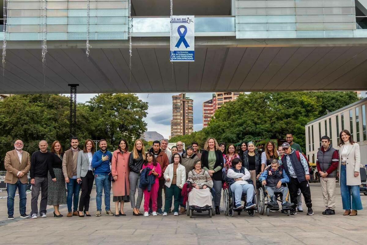 Asmibe coloca un lazo conmemorativo en el balcón del Ayuntamiento con motivo del Día Internacional de las Personas con Discapacidad 