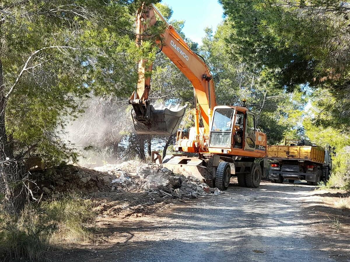 El Ayuntamiento de La Nucía retira los vertidos de escombros de Bello  Horizonte