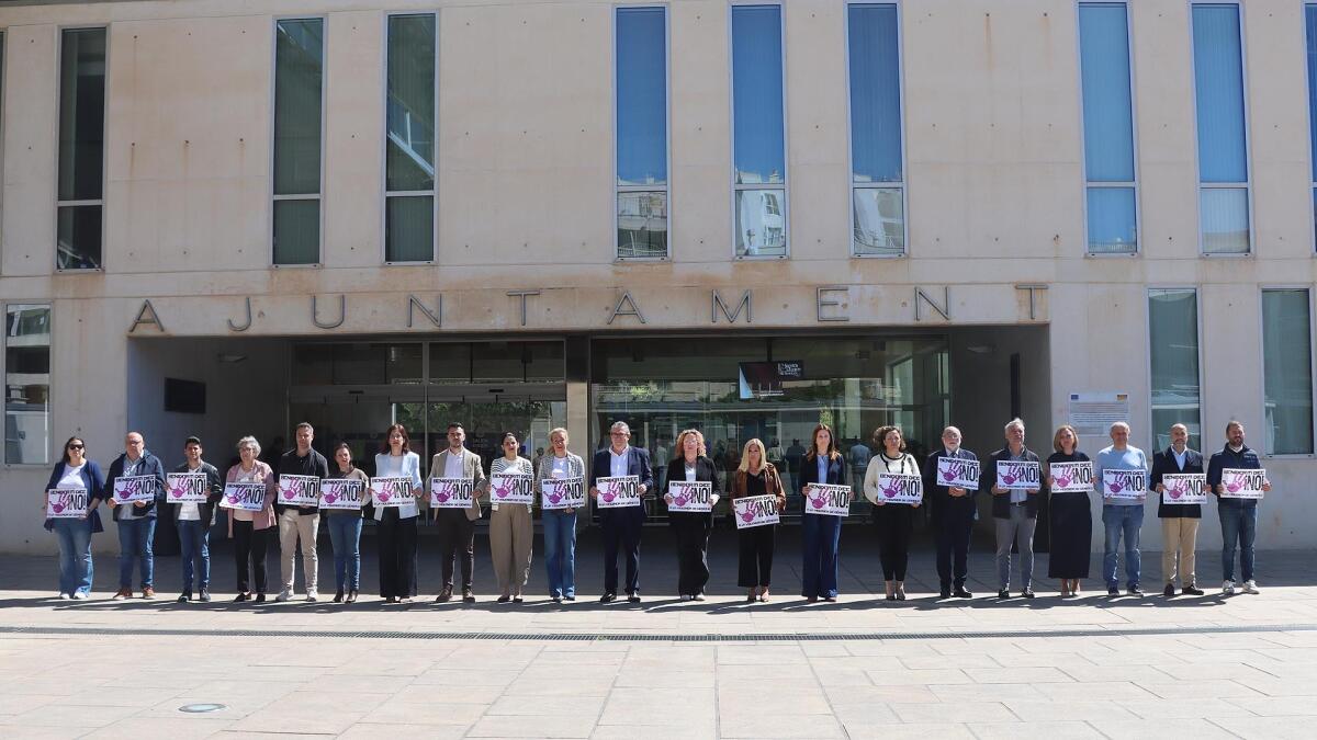 Minuto de silencio en Benidorm para condenar el asesinato machista de una mujer en C&oacute;rdoba