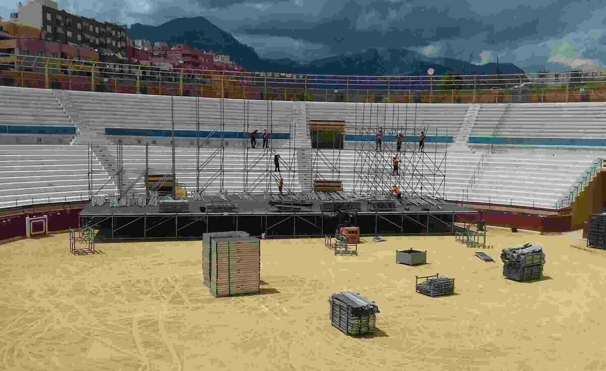 Benidorm &middot; Avanzan los trabajos de montaje del concierto de Melendi en la Plaza de Toros