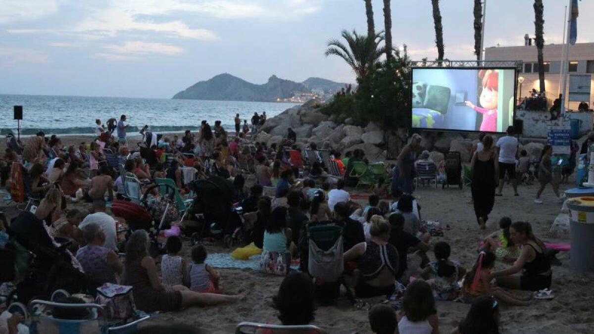 El ‘Cine en la Playa’ vuelve a cosechar un gran éxito con la película de ‘Valentina’ 