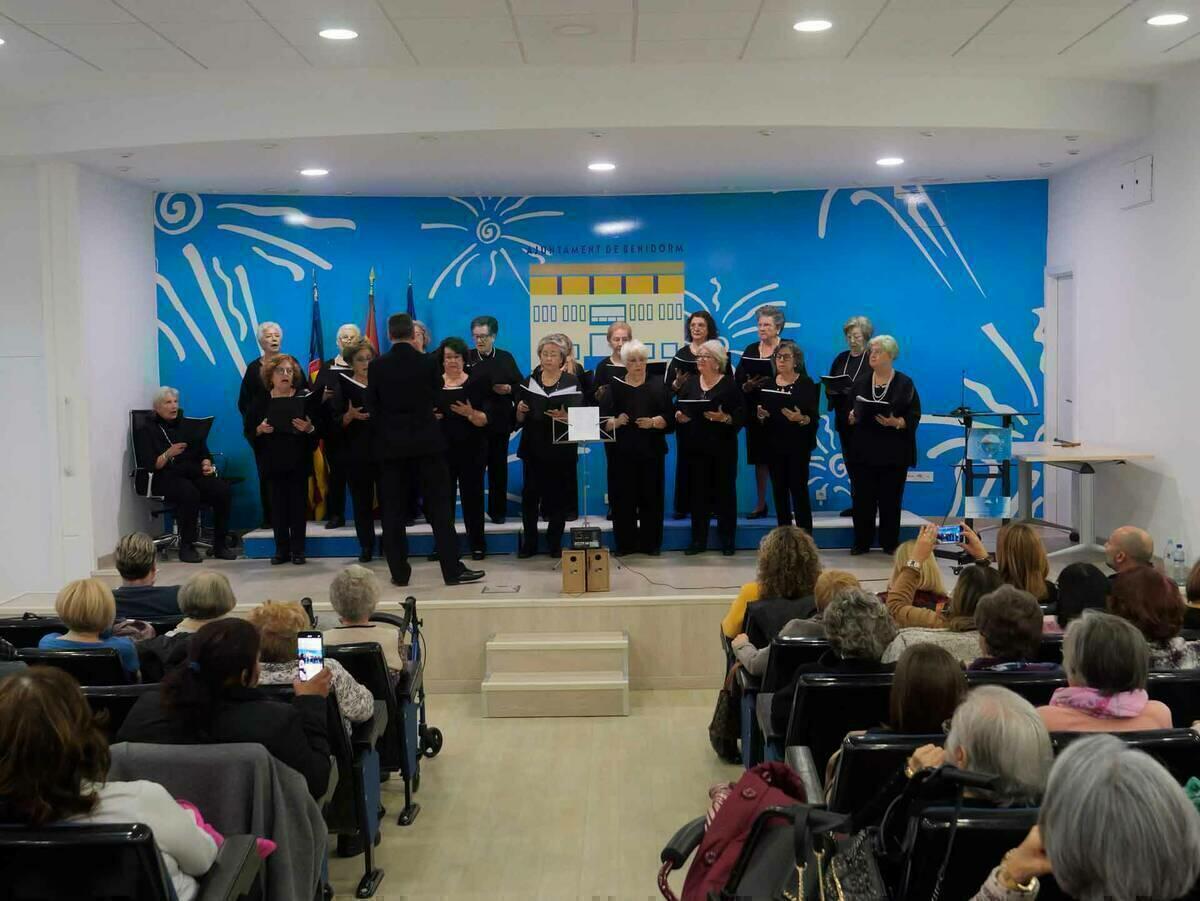 Las Amas de Casa de Benidorm celebran el 8 de Marzo con música y poesía