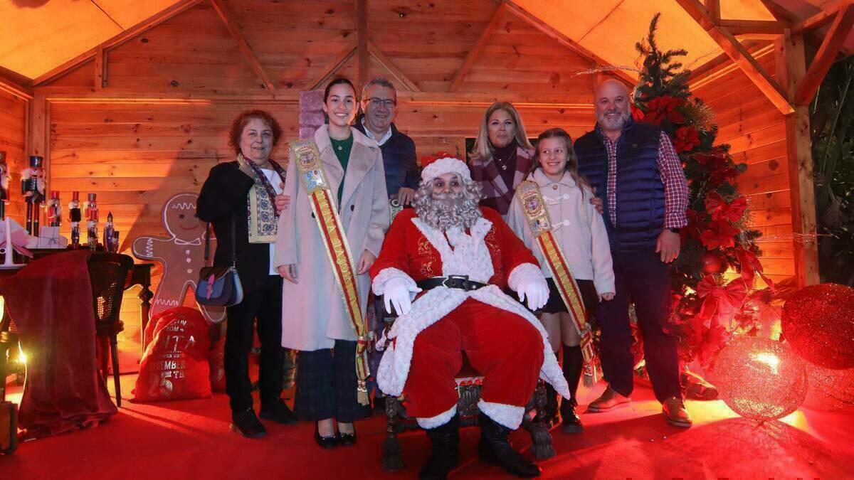 Benidorm inicia oficialmente la Navidad en una abarrotada Plaza de SS. MM. Los Reyes de España 