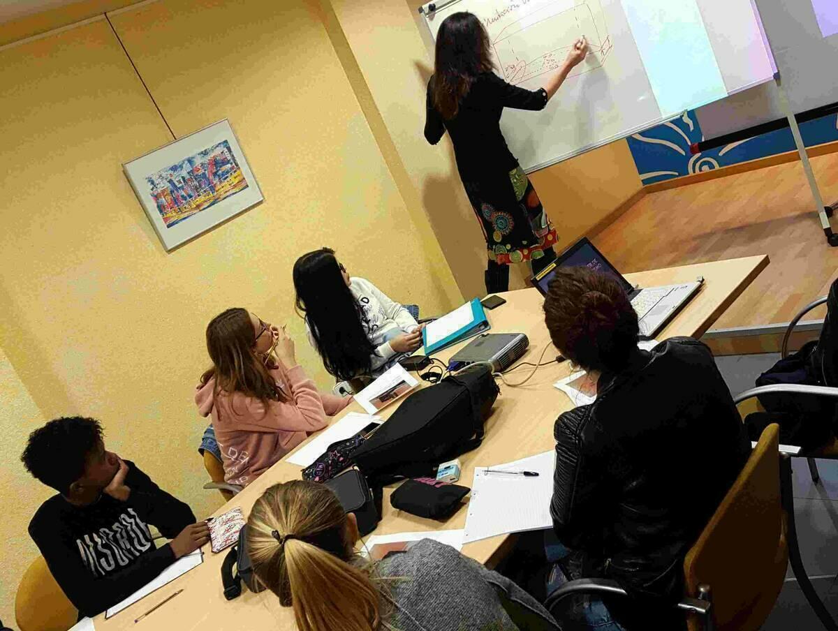 Benidorm &middot; Decenas de comerciantes participan en talleres de escaparatismo, interiorismo y redes sociales