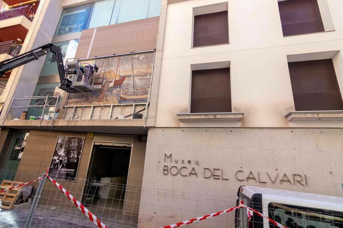 Benidorm coloca el mural restaurado de Gastón Castelló en la fachada principal del Museu Boca del Calvari