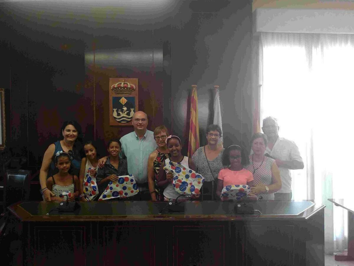 El alcalde recibe a los ni&ntilde;os saharauis que han pasado el verano en la Vila Joiosa 