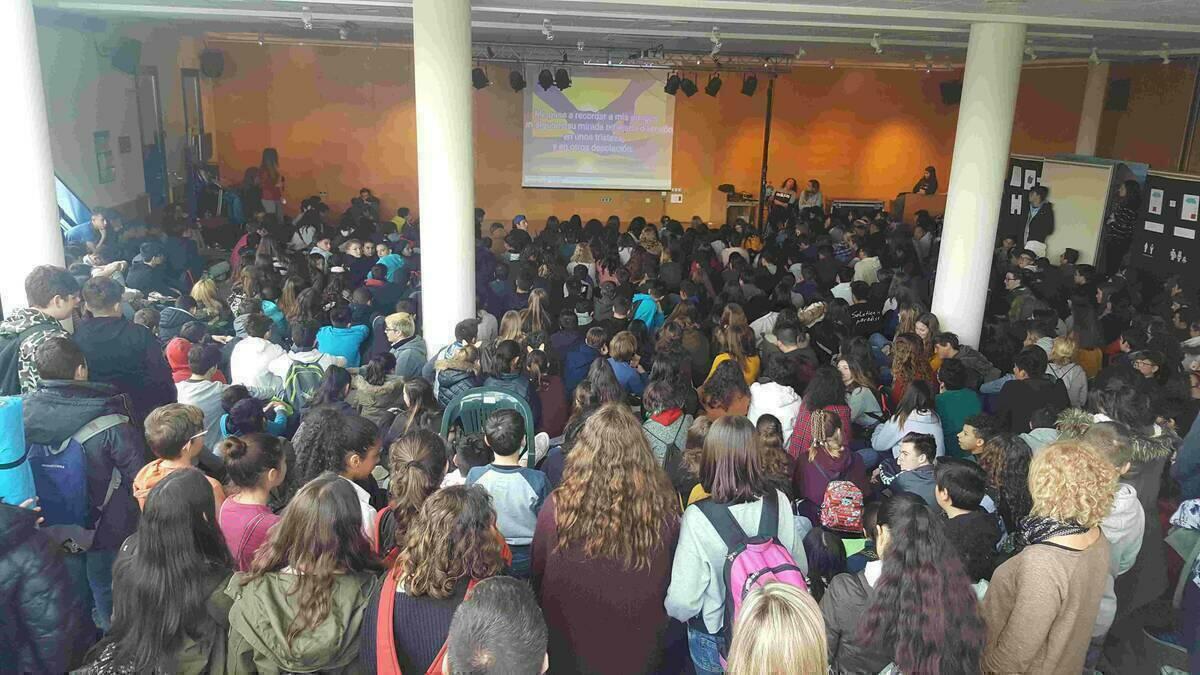 M&aacute;s de 500 escolares abarrotan el Centre Juvenil  en la jornada final de &ldquo;Qui Som, IES La Nuc&iacute;a&rdquo;
