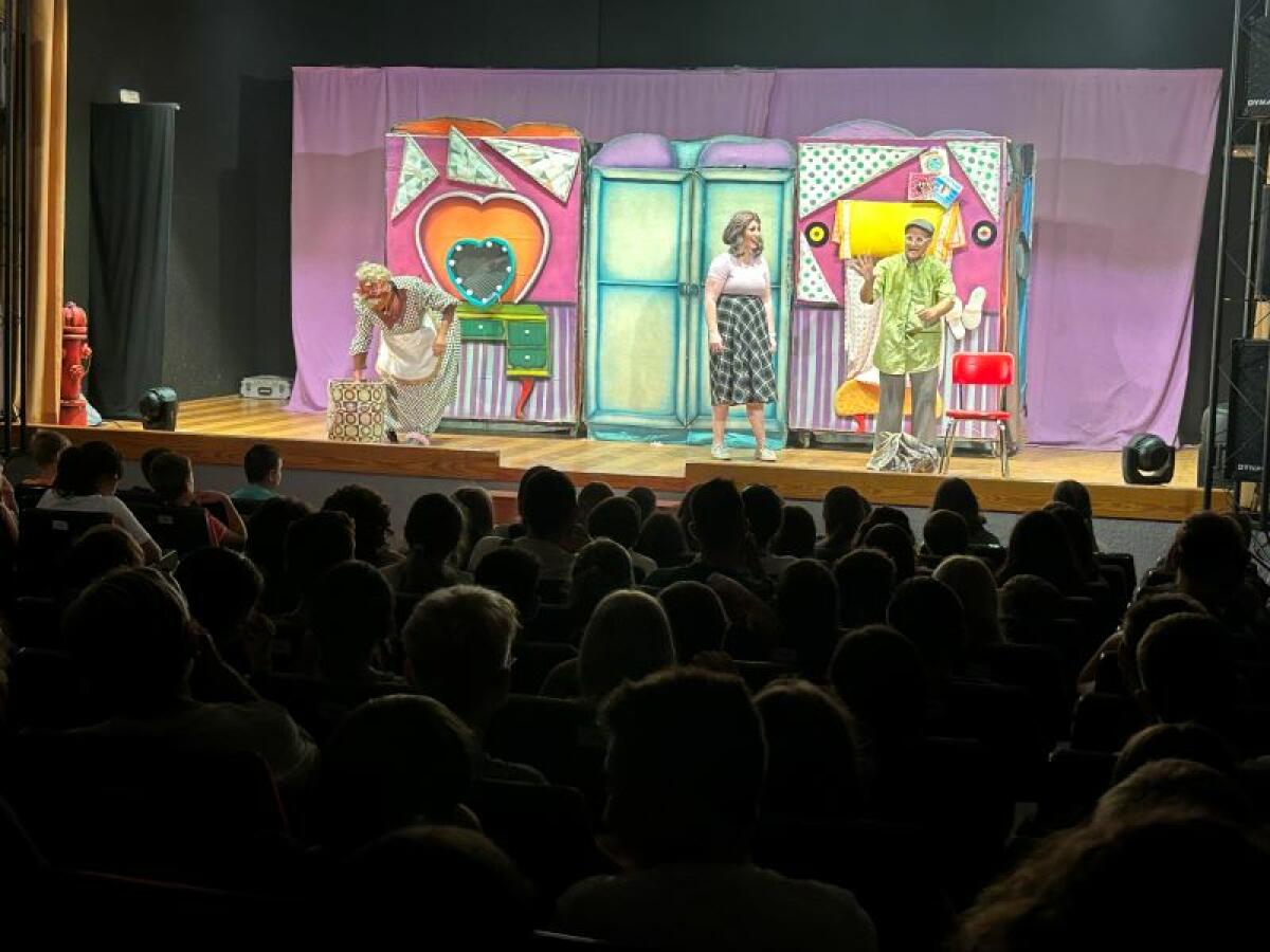 Escolares de primaria asisten a “El Sindicat” a presenciar teatro en inglés