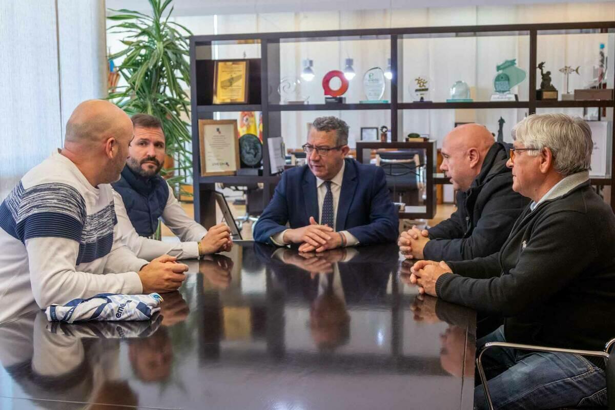 La directiva del Club Voleibol Playas de Benidorm se reúne con el alcalde y el concejal de Deportes