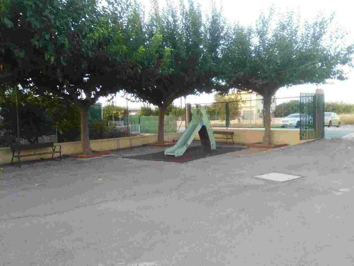 Parques y Jardines ultima la puesta a punto de los patios de los centros escolares 