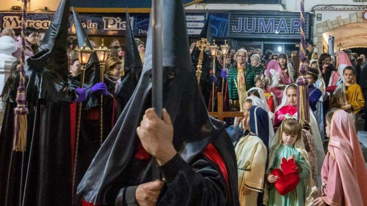 La procesión de Jesús Nazareno recorre las calles de Benidorm