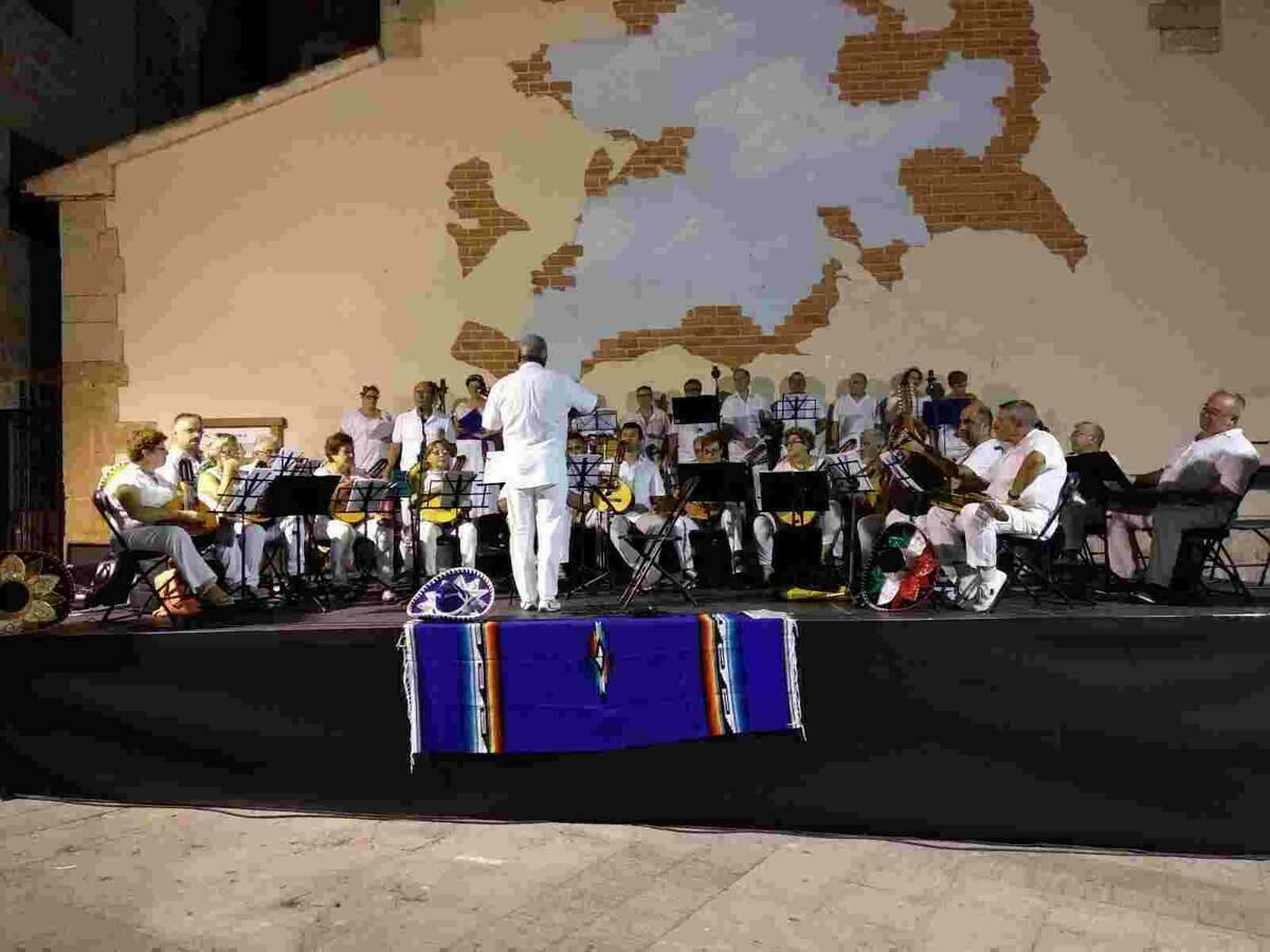 El jazz en la ermita y la actuaci&oacute;n de la Rondalla Cordes i Veus suponen las delicias del p&uacute;blico en Finestra