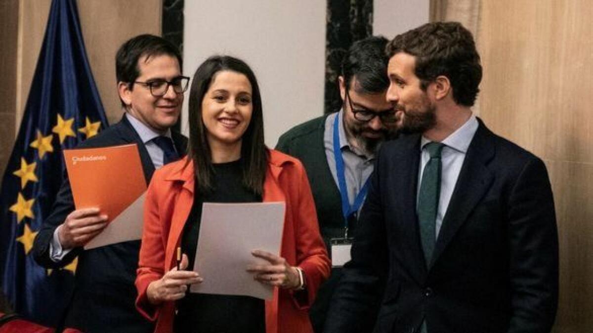 Dudas de la oposición ante la ley de la Corona que plantea Sánchez