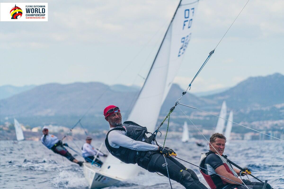 Vientos de alta intensidad en la cuarta jornada del Mundial de FlyingDutchman en Altea