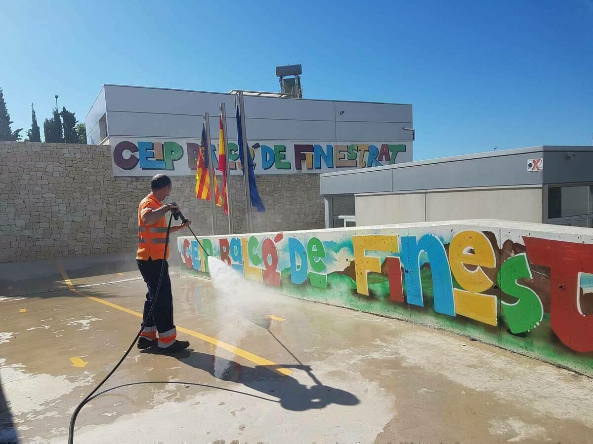 LOS SERVICIOS T&Eacute;CNICOS DE FINESTRAT DESINFECTAR&Aacute;N LOS EXTERIORES Y PATIOS DE LOS CENTROS EDUCATIVOS DE MANERA PERI&Oacute;DICA DURANTE TODO EL CURSO ESCOLAR