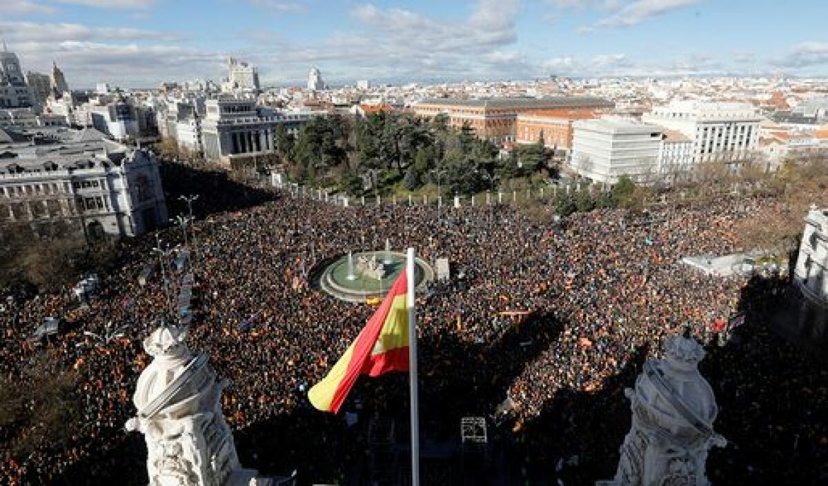 Multitudinaria protesta contra el Gobierno de Sánchez en Madrid, con apoyo de PP, Vox y Cs