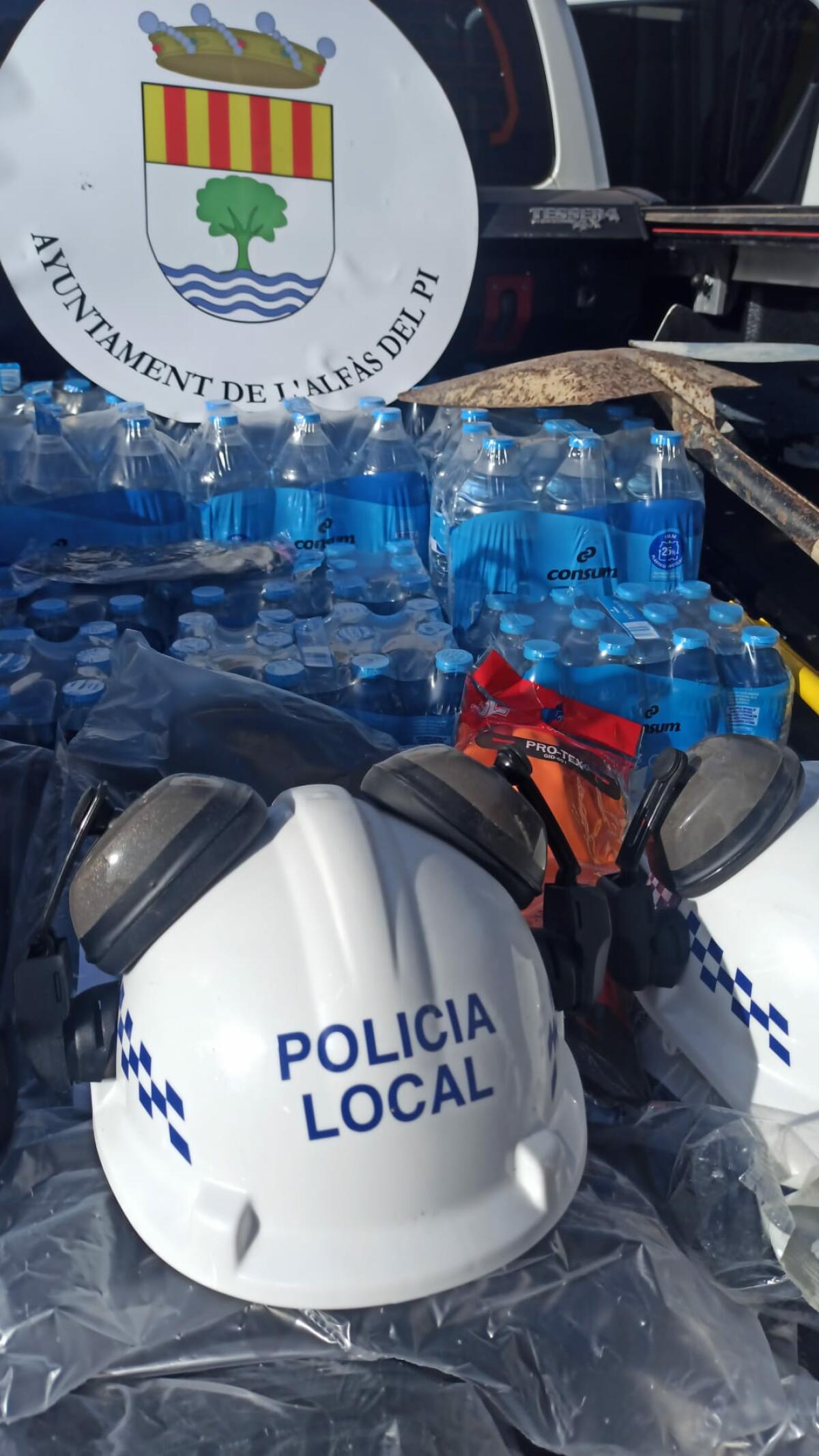 Tres policías de l'Alfàs parten a Valencia con material para ayudar a las víctimas del temporal 