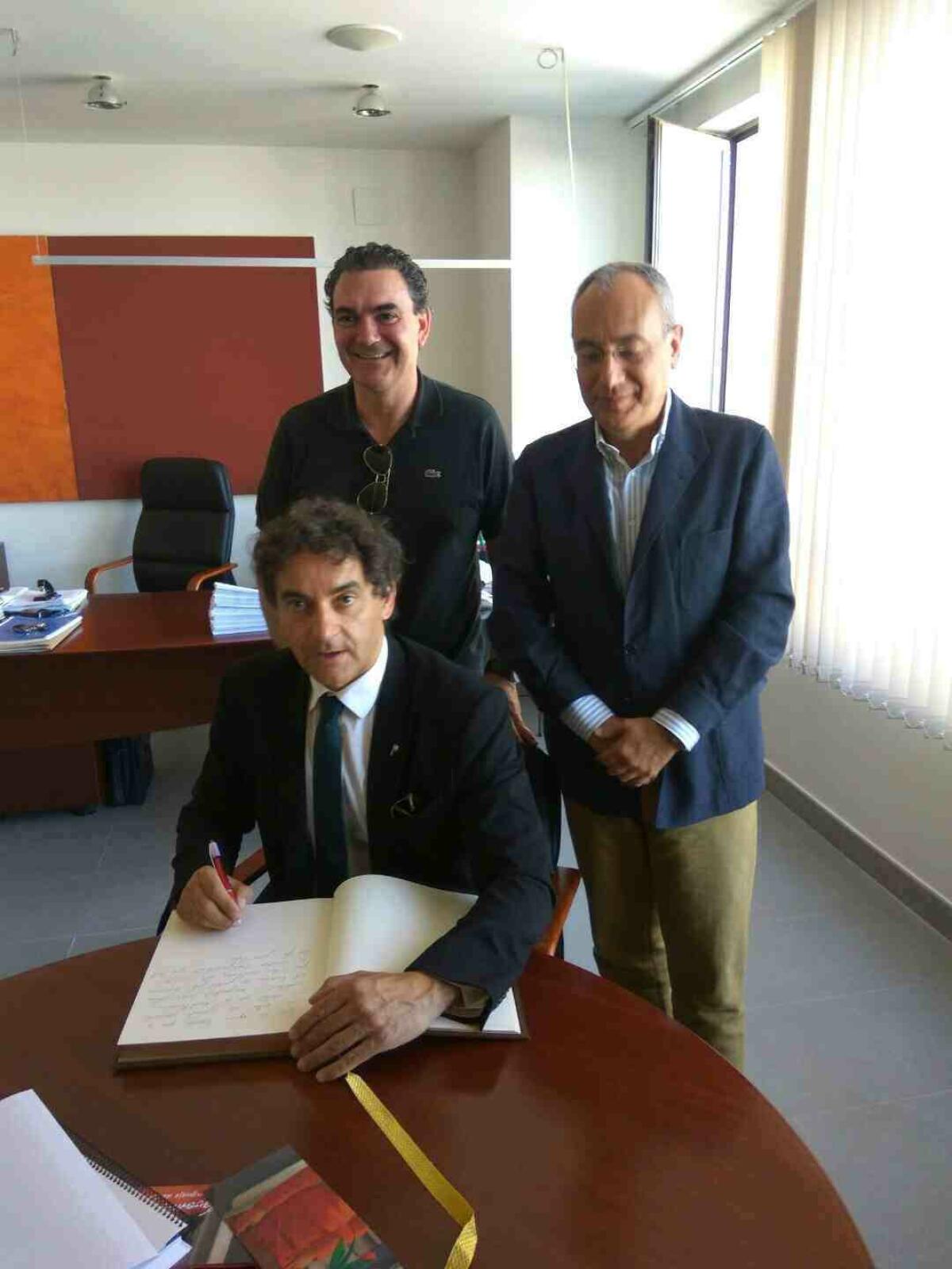 Francesc Colomer se interesa por el desarrollo del Museo de Turismo de la Fundaci&oacute;n Frax