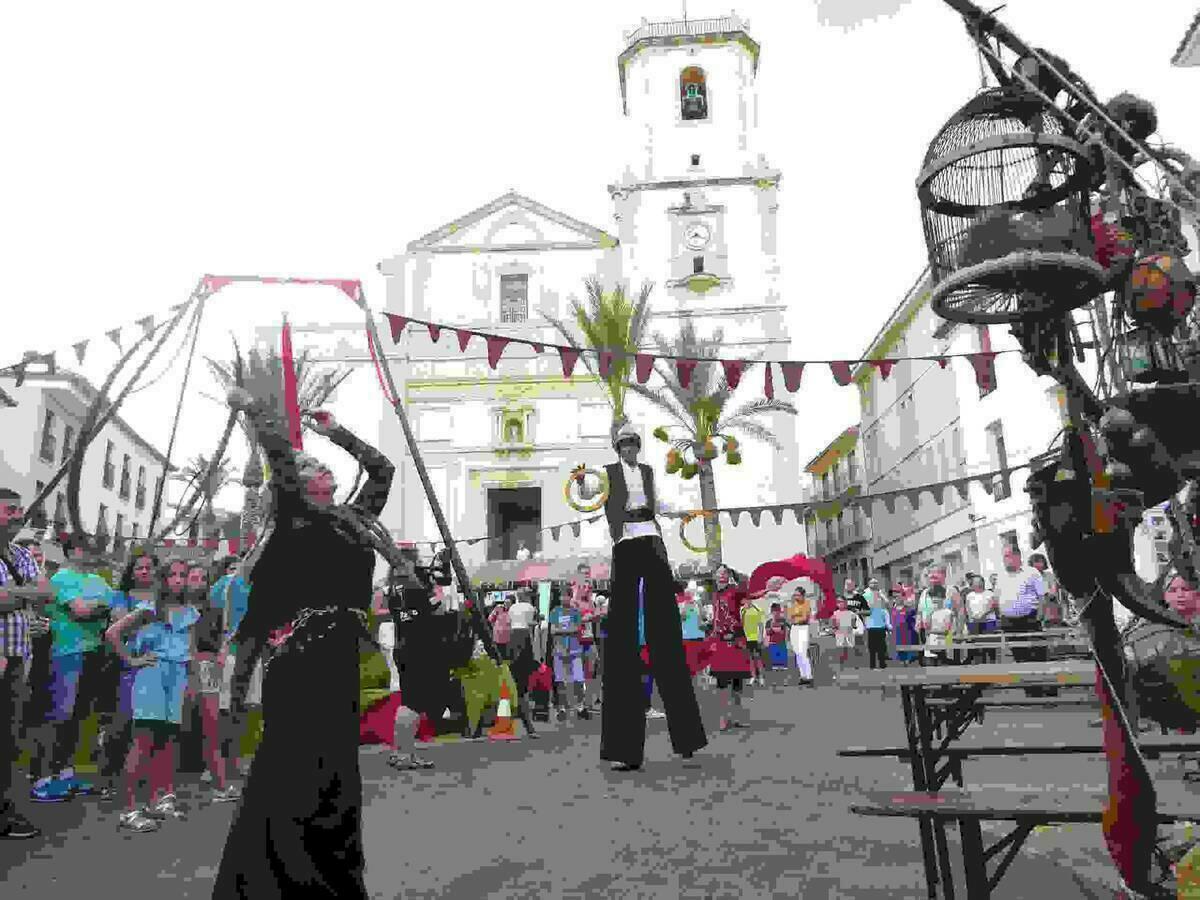 El XIII Mercado Medieval llena las calles de La Nuc&iacute;a  de artesan&iacute;a, teatro, y m&uacute;sica