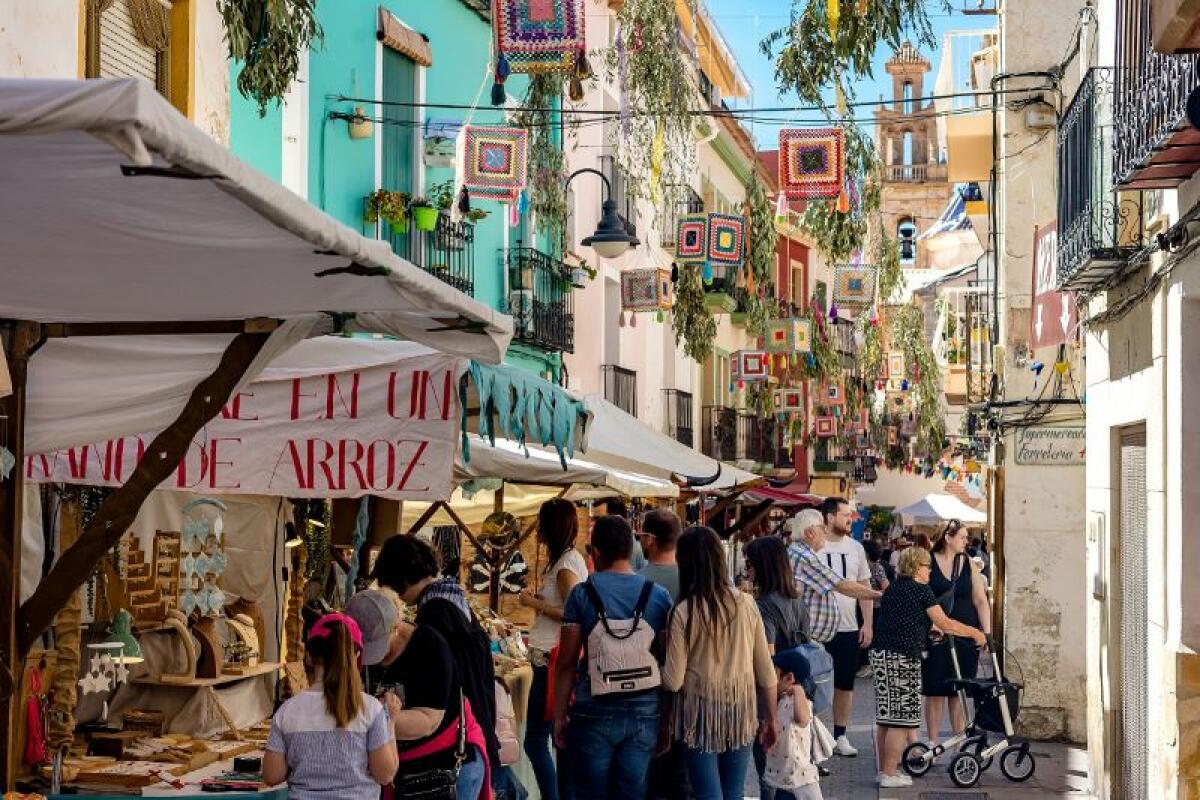 MULTITUDINARIO ARRANQUE DEL MERCAT GASTRONÒMIC I TRADICIONAL DE FINESTRAT