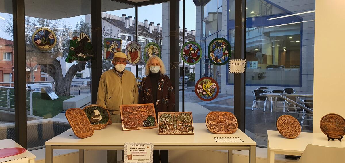 Exposición de madera tallada y cristal en la Casilla