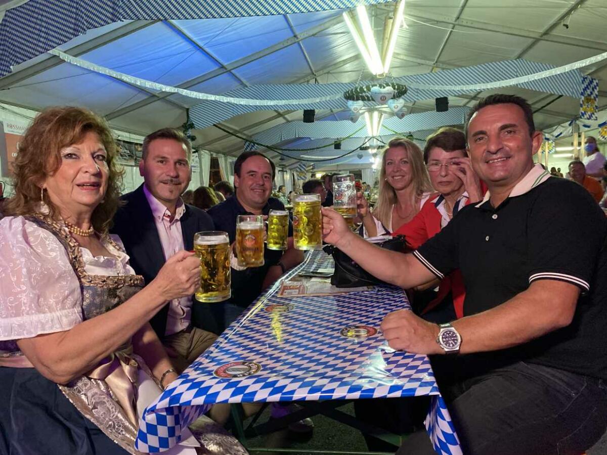 La Oktoberfest arrancó anoche con la tradicional “apertura de barril” 