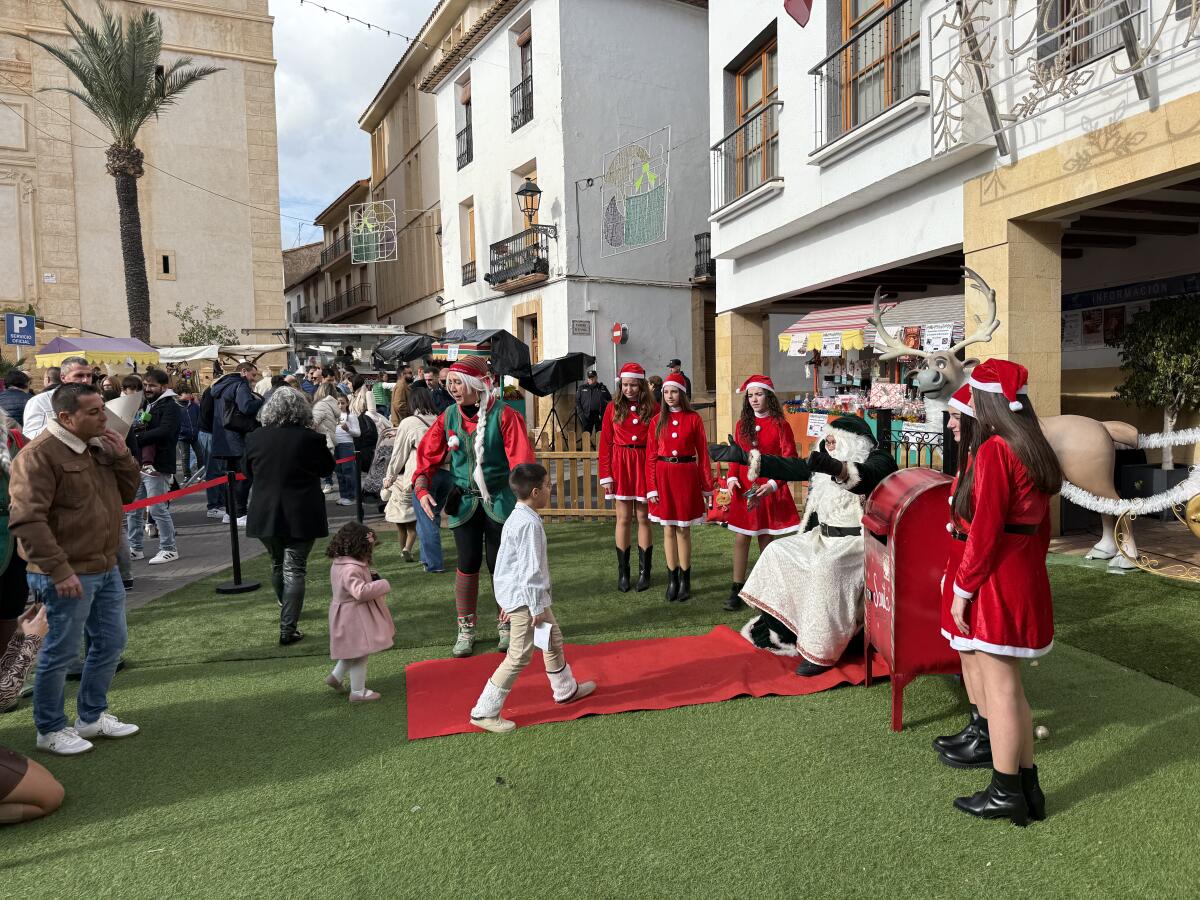 Pap&aacute; Noel recogi&oacute; las cartas en la XV Feria de Navidad de La Nuc&iacute;a