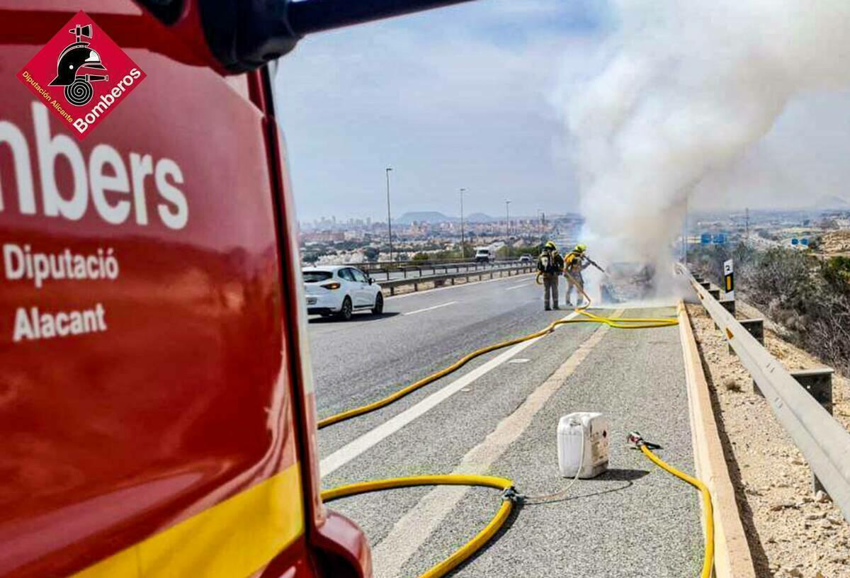 INCENDIO VEHICULO EN AP-7