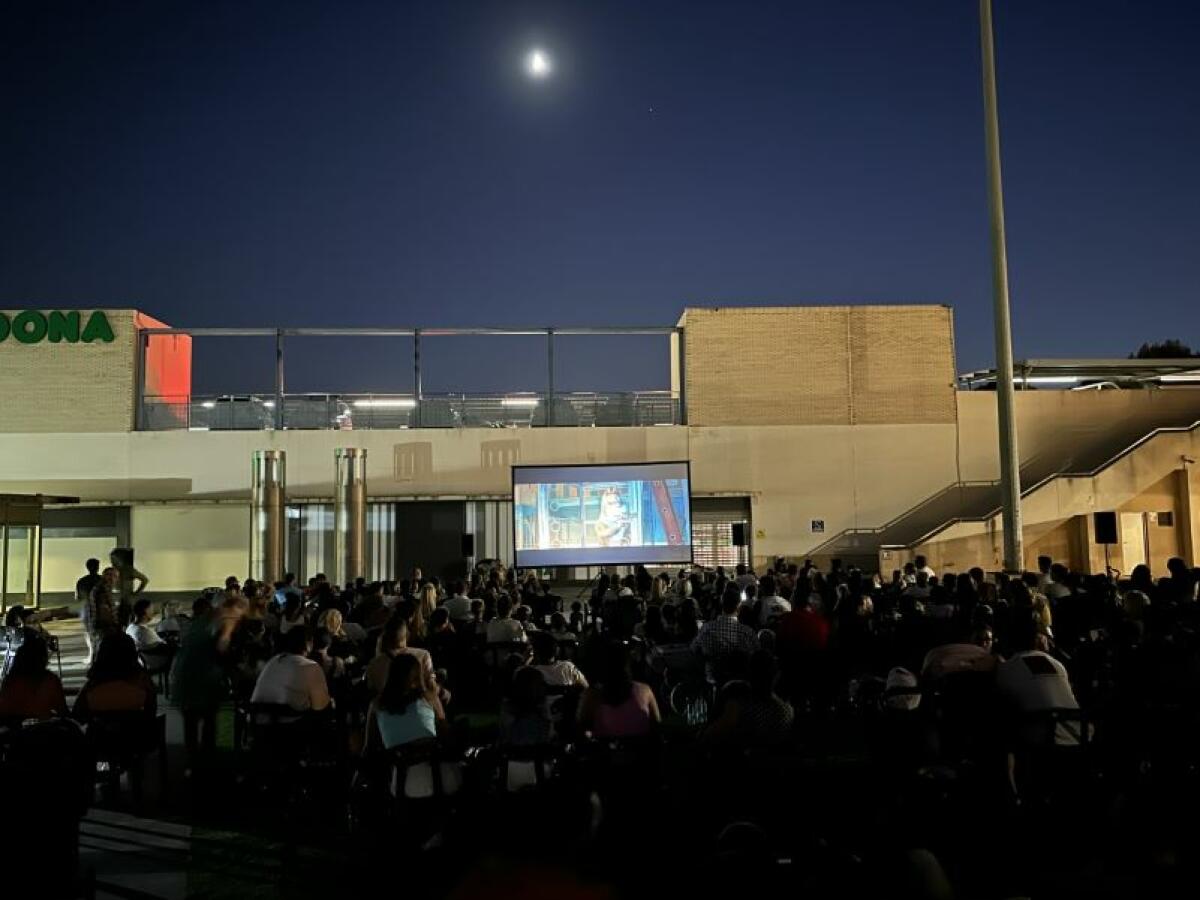  La película “DC Liga de Supermascotas” llenó anoche la plaza del Sol